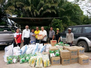 砂人联党中央宣教秘书兼埔奕支部主席俞小珊移交救济物品予灾黎