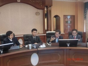 沈桂贤(右二)摄于交流会上。