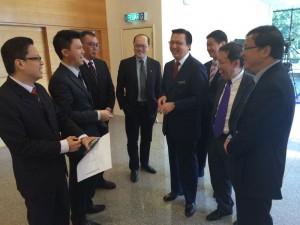 沈桂贤与马华总会长廖中莱等人在国会走廊聊天。