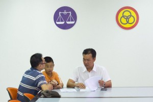 图解：人联党公共投诉局主任叶耀星律师聆听男事主诉说其难题。经当事人要求，脸孔皆打蒙。