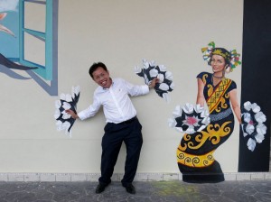 沈桂贤在3D壁画前摆起姿势。