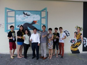 众人对于艺术家的热忱竖起拇指赞好。