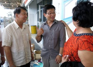 陈超耀与艺术家交流。