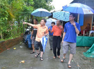 沈桂贤探望水灾灾黎