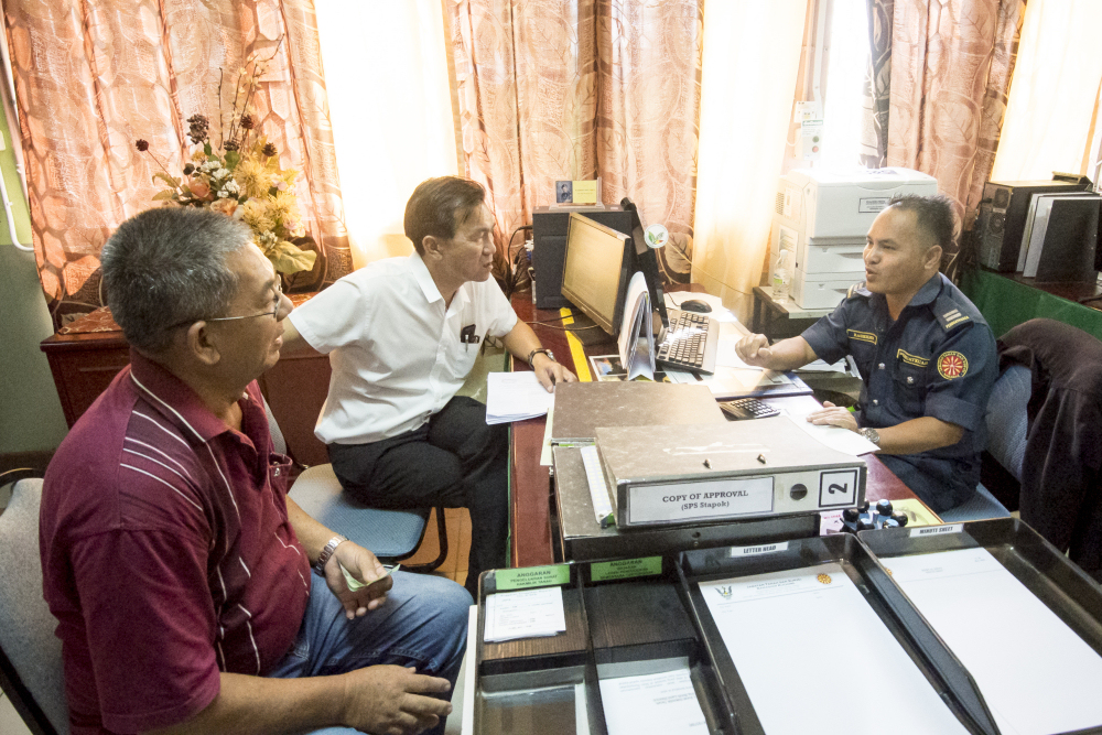 图说人联党公共投诉局主任叶耀星协助八点地居民在土地测量局更新其临时土地居住证