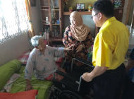 罗克强移交轮椅予居民