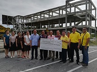 砂地方政府及房屋部长拿督沈桂贤（右四）移交个人及州政府的15万令吉款项，给石角西里益中华公学