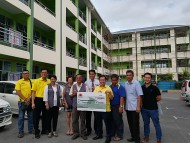 砂地方政府及房屋部长拿督沈桂贤日前移交10万拨款给石角尖山中华公学,以支援目前兴建中的新校舍发展计划