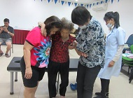 我党推动的施医赠药活动，获得民众热烈响应和参与