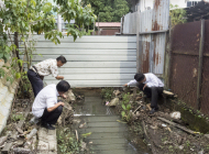 SPCB CHIEF WILFRED YAP INSPECTS THE BLOCKED DRAIN CONDITIONS